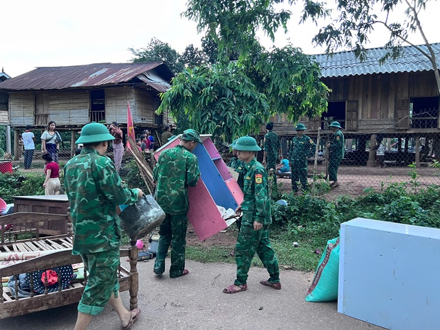 Nhà sàn cháy rụi, 4 mẹ con kịp thời thoát thân- Ảnh 2. Nhà sàn cháy rụi, 4 mẹ con kịp thời thoát thân- Ảnh 2.