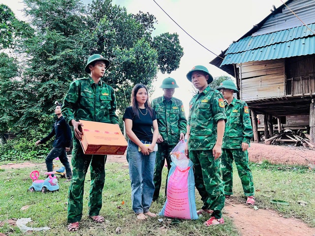 Nhà sàn cháy rụi, 4 mẹ con kịp thời thoát thân- Ảnh 3. Nhà sàn cháy rụi, 4 mẹ con kịp thời thoát thân- Ảnh 3.