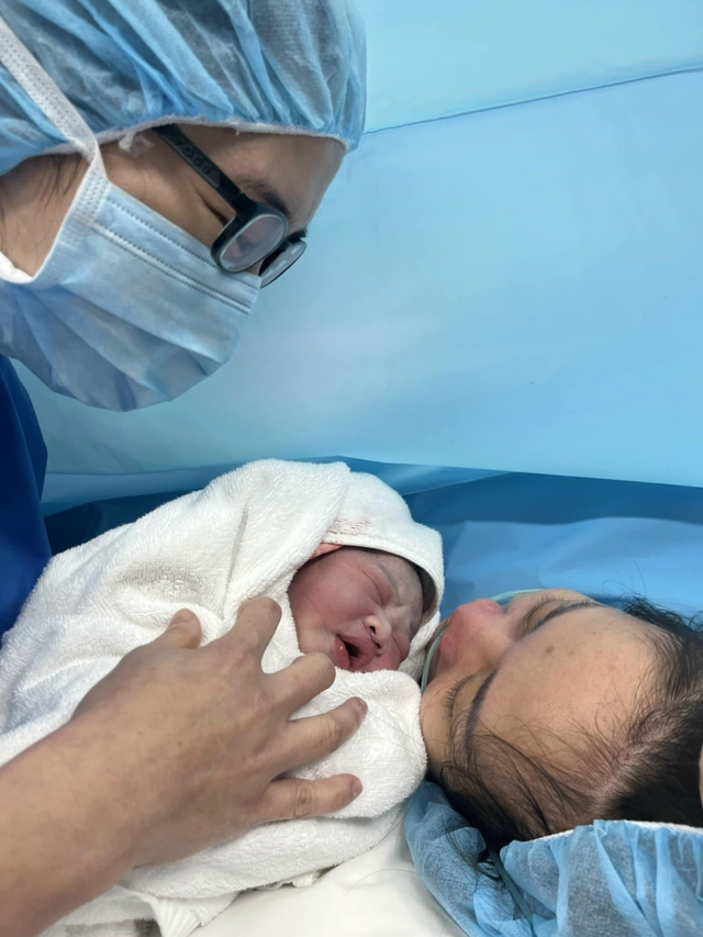 Những tiếng khóc trẻ thơ và niềm hạnh phúc của người điều dưỡng nhi sơ sinh - Ảnh 2.