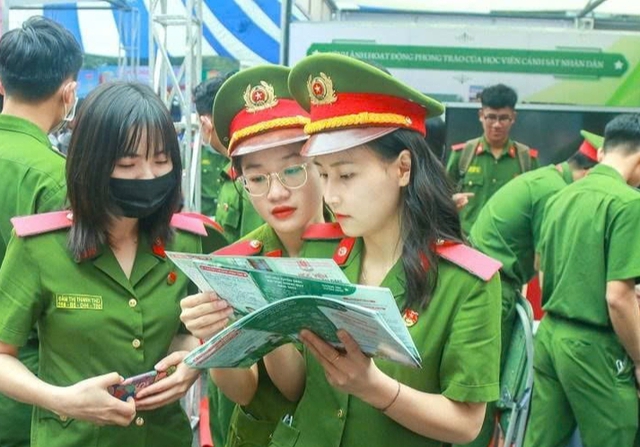 Tin sáng 25/7: Bão số 4 duy chuyển chậm và suy yếu dần thành áp thấp; Hàng loạt trường ngành Công an công bố điểm sàn xét tuyển năm 2025 - Ảnh 2.