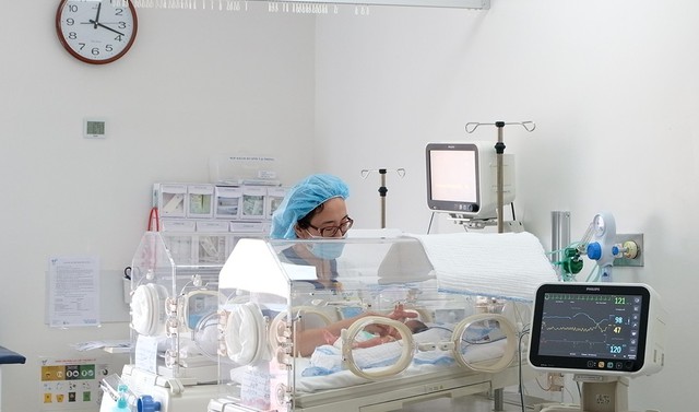 Những tiếng khóc trẻ thơ và niềm hạnh phúc của người điều dưỡng nhi sơ sinh - Ảnh 1.