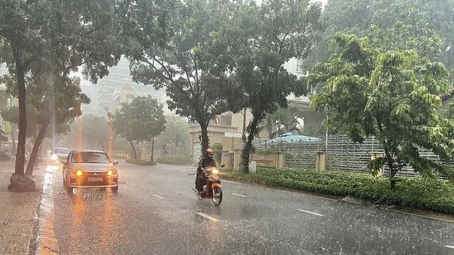 Mưa lớn dồn dập trút xuống miền Bắc khi nào kết thúc?- Ảnh 2. Mưa lớn dồn dập trút xuống miền Bắc khi nào kết thúc?- Ảnh 2.