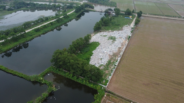 Rác thải phơi nắng, chờ ngày xử lý: Bức tranh đáng lo ngại tại một số xã, phường ở Ninh Bình - Ảnh 1. Rác thải phơi nắng, chờ ngày xử lý: Bức tranh đáng lo ngại tại một số xã, phường ở Ninh Bình - Ảnh 1.