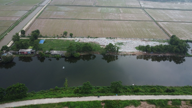 Rác thải phơi nắng, chờ ngày xử lý: Bức tranh đáng lo ngại tại một số xã, phường ở Ninh Bình - Ảnh 2. Rác thải phơi nắng, chờ ngày xử lý: Bức tranh đáng lo ngại tại một số xã, phường ở Ninh Bình - Ảnh 2.