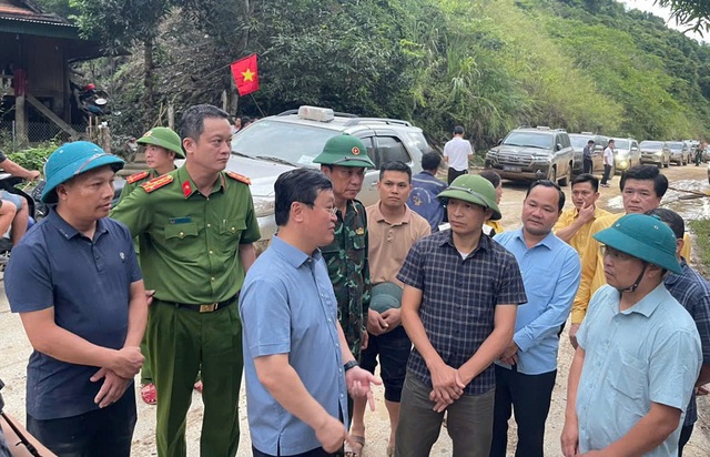 Công an Nghệ An huy động hàng trăm cán bộ chiến sĩ khẩn trương giúp dân vùng lũ
- Ảnh 1.