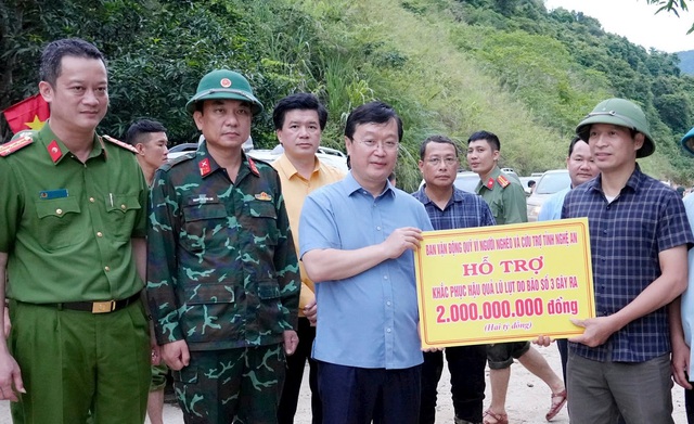 Công an Nghệ An huy động hàng trăm cán bộ chiến sĩ khẩn trương giúp dân vùng lũ
- Ảnh 2.