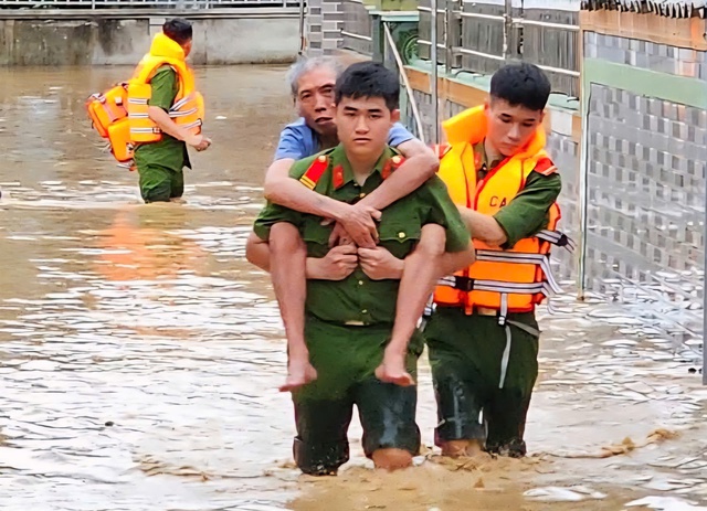 Công an Nghệ An huy động hàng trăm cán bộ chiến sĩ khẩn trương giúp dân vùng lũ
- Ảnh 3.
