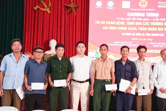 500 phần quà ý nghĩa đã đến tay các thương, bệnh binh và gia đình chính sách- Ảnh 1. 500 phần quà ý nghĩa đã đến tay các thương, bệnh binh và gia đình chính sách- Ảnh 1.