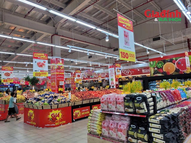 Hàng hóa thiết yếu giảm giá ngày cuối tuần, người dân ổn định đời sống nhờ 'đòn bẩy' kích cầu - Ảnh 2. Hàng hóa thiết yếu giảm giá ngày cuối tuần, người dân ổn định đời sống nhờ 'đòn bẩy' kích cầu - Ảnh 2.