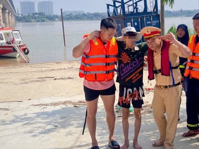 Kịp thời cứu nam thanh niên nhảy cầu Thăng Long- Ảnh 1.