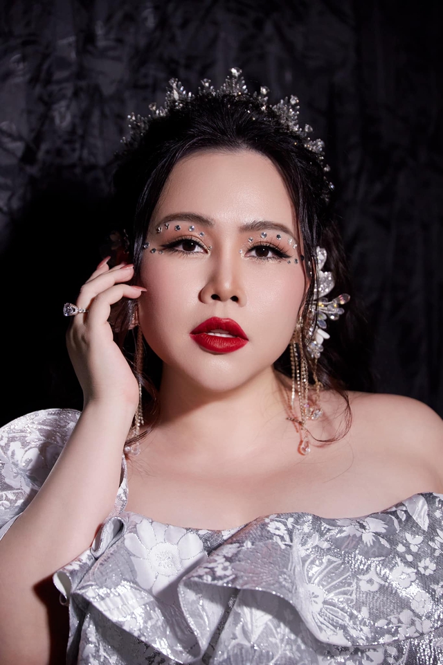 Lấy chồng Tây, nữ diễn viên phim 'Thương nhớ ở ai' sống như bà hoàng, được bạn đời tặng nhẫn kim cương xịn- Ảnh 3. Lấy chồng Tây, nữ diễn viên phim 'Thương nhớ ở ai' sống như bà hoàng, được bạn đời tặng nhẫn kim cương xịn- Ảnh 3.