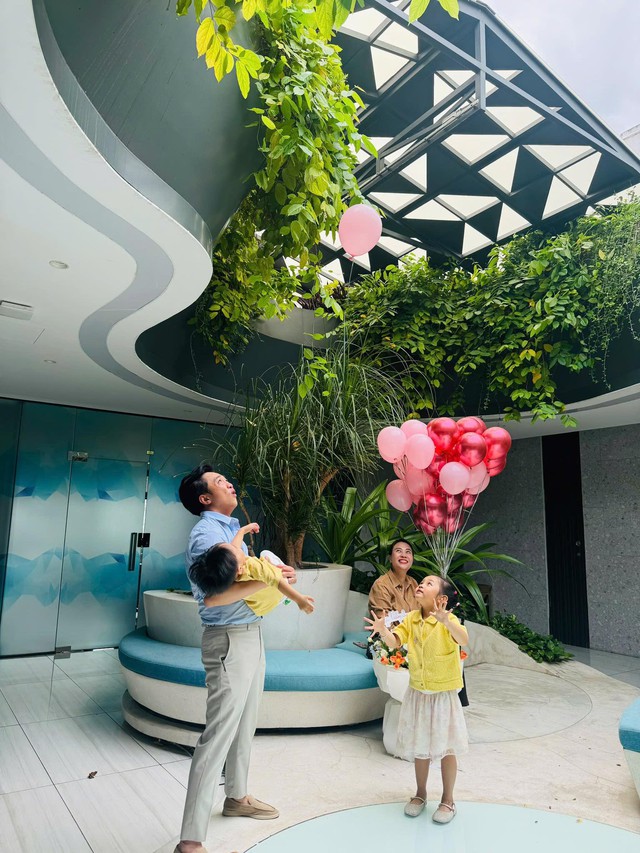 Cường Đô la - Đàm Thu Trang sau 6 năm kết hôn: Tổ ấm hạnh phúc, con chung, con riêng hòa thuận- Ảnh 4. Cường Đô la - Đàm Thu Trang sau 6 năm kết hôn: Tổ ấm hạnh phúc, con chung, con riêng hòa thuận- Ảnh 4.