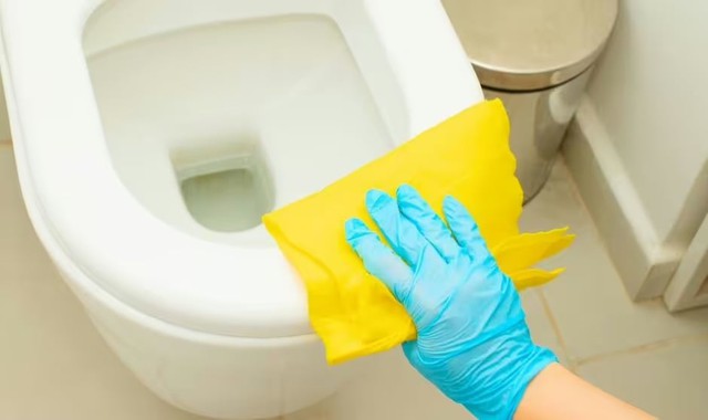 Tiết lộ 'vũ khí' diệt sạch vết ố vàng toilet, rẻ, dễ mua và dễ dùng- Ảnh 3.