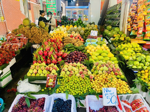 Nho sữa Trung Quốc đổ bộ thị trường, giá vài chục nghìn đồng/kg “phủ sóng” chợ Việt - Ảnh 1.