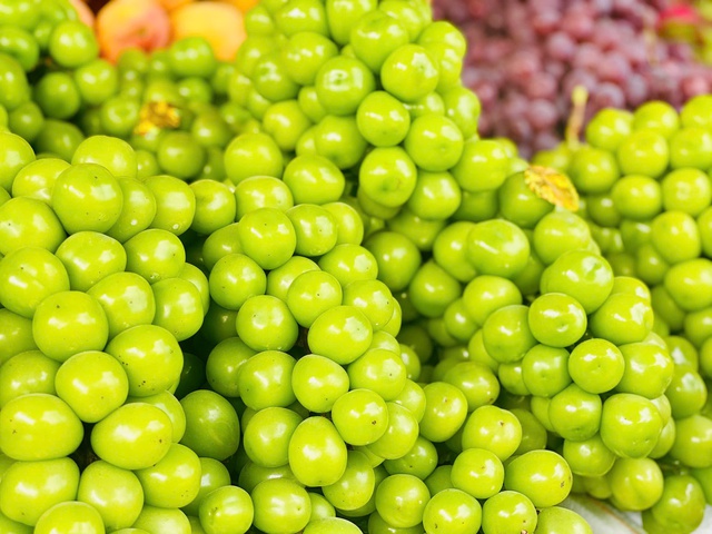 Nho sữa Trung Quốc đổ bộ thị trường, giá vài chục nghìn đồng/kg “phủ sóng” chợ Việt - Ảnh 2.