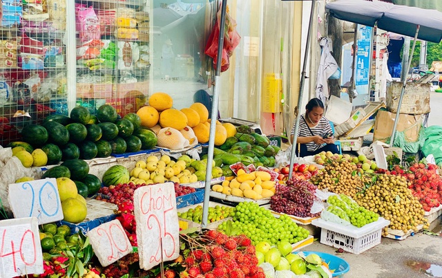 Nho sữa Trung Quốc đổ bộ thị trường, giá vài chục nghìn đồng/kg “phủ sóng” chợ Việt - Ảnh 3.