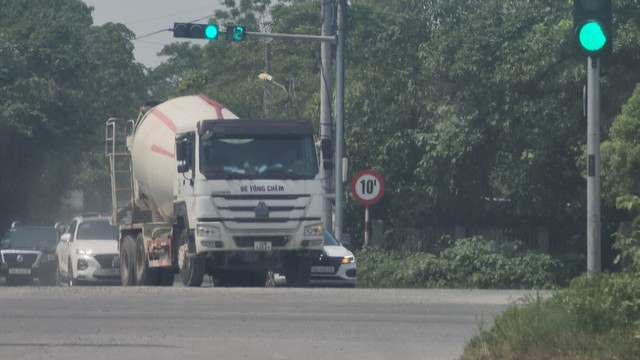 Xe trọng tải 'khủng' náo loạn đường Vân Trì (Hà Nội): Biển cấm 10 tấn vì sao không có tác dụng?
- Ảnh 2. Xe trọng tải 'khủng' náo loạn đường Vân Trì (Hà Nội): Biển cấm 10 tấn vì sao không có tác dụng?
- Ảnh 2.