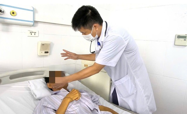 Người đàn ông 54 tuổi bất ngờ nguy kịch sau khi giẫm phải hòn đá ngoài ruộng - Ảnh 1. Người đàn ông 54 tuổi bất ngờ nguy kịch sau khi giẫm phải hòn đá ngoài ruộng - Ảnh 1.