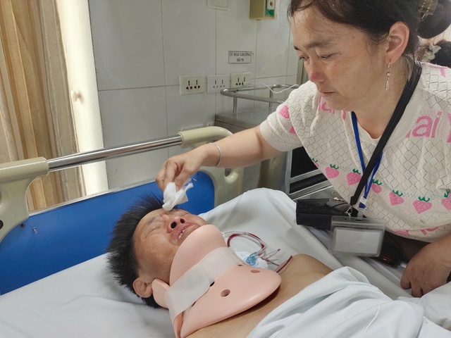 MS 1024: Xót xa cảnh người đàn ông dân tộc Mông bị chấn thương cổ nặng sau tai nạn - Ảnh 3. MS 1024: Xót xa cảnh người đàn ông dân tộc Mông bị chấn thương cổ nặng sau tai nạn - Ảnh 3.