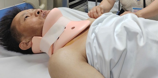 MS 1024: Xót xa cảnh người đàn ông dân tộc Mông bị chấn thương cổ nặng sau tai nạn - Ảnh 2. MS 1024: Xót xa cảnh người đàn ông dân tộc Mông bị chấn thương cổ nặng sau tai nạn - Ảnh 2.