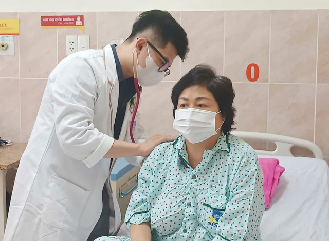 Suy thận mạn vì dùng thuốc viêm khớp 24 năm: Hồi sinh kỳ diệu nhờ ghép thận từ con gái - Ảnh 3. Suy thận mạn vì dùng thuốc viêm khớp 24 năm: Hồi sinh kỳ diệu nhờ ghép thận từ con gái - Ảnh 3.