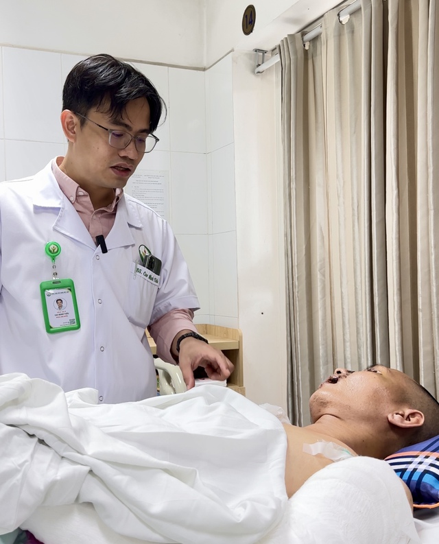 Người đàn ông 35 tuổi ở Hưng Yên bị vỡ gan, chấn thương nghiêm trọng may mắn được cứu sống - Ảnh 1. Người đàn ông 35 tuổi ở Hưng Yên bị vỡ gan, chấn thương nghiêm trọng may mắn được cứu sống - Ảnh 1.