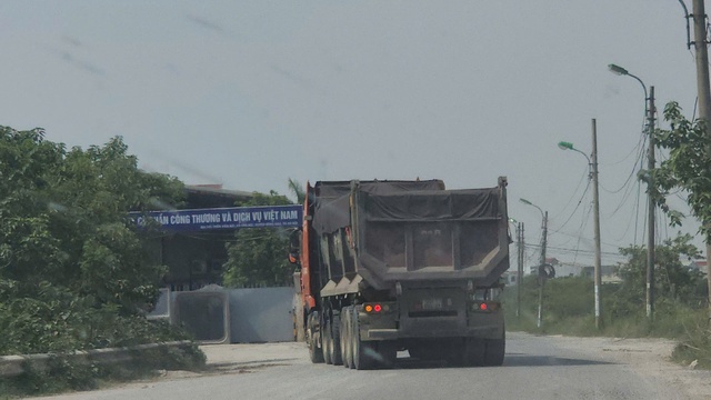 Tiếp vụ xe trọng tải 'khủng' náo loạn đường Vân Trì (Hà Nội): Đi tìm 'sự thật'? - Ảnh 2. Tiếp vụ xe trọng tải 'khủng' náo loạn đường Vân Trì (Hà Nội): Đi tìm 'sự thật'? - Ảnh 2.