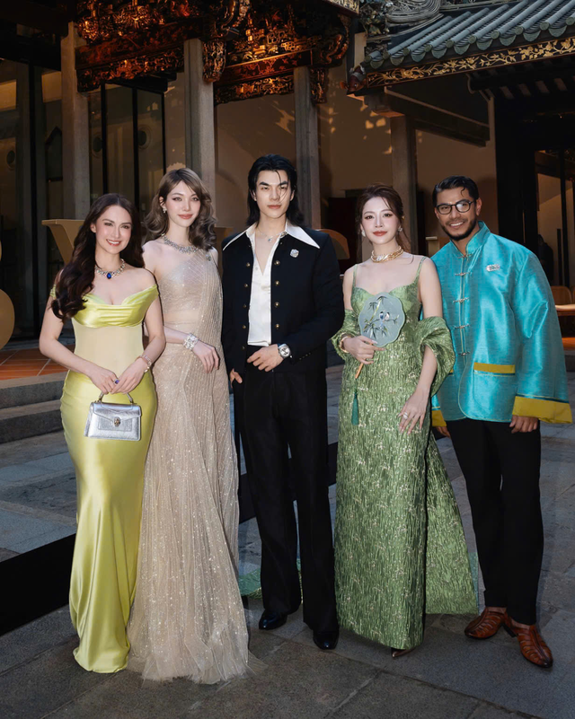 Chi Pu sáng bừng khi đứng cạnh mỹ nhân 'Vũ điệu hoang dã' Marian Rivera tại show Bvlgari- Ảnh 3. Chi Pu sáng bừng khi đứng cạnh mỹ nhân 'Vũ điệu hoang dã' Marian Rivera tại show Bvlgari- Ảnh 3.