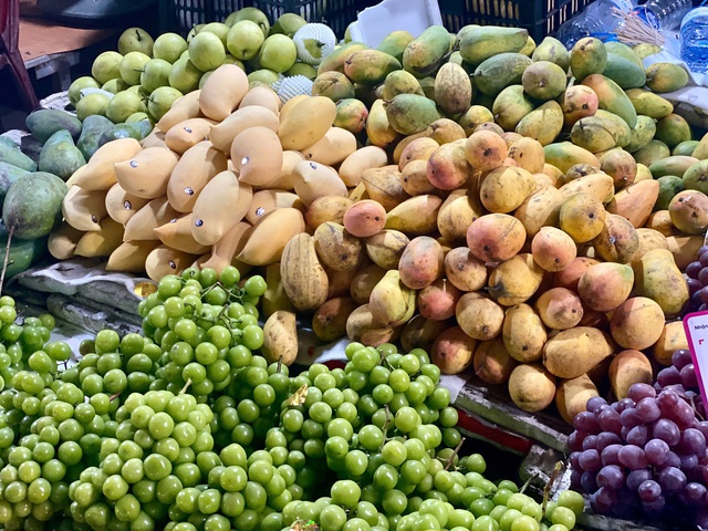 Tiểu thương tiết lộ về nguồn gốc của loại xoài vàng ươm, thơm nức đang bán đầy chợ Việt - Ảnh 5. Tiểu thương tiết lộ về nguồn gốc của loại xoài vàng ươm, thơm nức đang bán đầy chợ Việt - Ảnh 5.