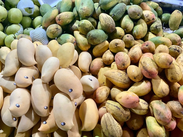 Tiểu thương tiết lộ về nguồn gốc của loại xoài vàng ươm, thơm nức đang bán đầy chợ Việt - Ảnh 6. Tiểu thương tiết lộ về nguồn gốc của loại xoài vàng ươm, thơm nức đang bán đầy chợ Việt - Ảnh 6.