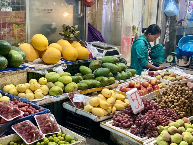 Tiểu thương tiết lộ về nguồn gốc của loại xoài vàng ươm, thơm nức đang bán đầy chợ Việt - Ảnh 1. Tiểu thương tiết lộ về nguồn gốc của loại xoài vàng ươm, thơm nức đang bán đầy chợ Việt - Ảnh 1.