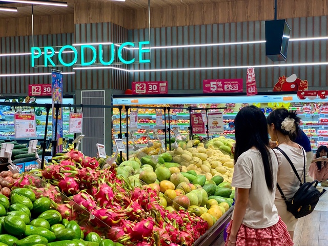 Tiểu thương tiết lộ về nguồn gốc của loại xoài vàng ươm, thơm nức đang bán đầy chợ Việt - Ảnh 3. Tiểu thương tiết lộ về nguồn gốc của loại xoài vàng ươm, thơm nức đang bán đầy chợ Việt - Ảnh 3.