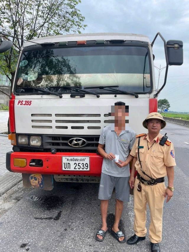 Tài xế xe đầu kéo dương tính với ma túy- Ảnh 1. Tài xế xe đầu kéo dương tính với ma túy- Ảnh 1.