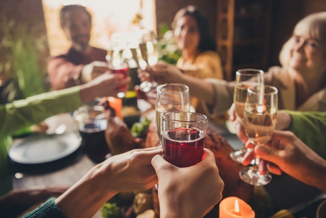 Vì sao người EQ cao luôn né tránh xuất hiện 4 nơi này? - Ảnh 2. Vì sao người EQ cao luôn né tránh xuất hiện 4 nơi này? - Ảnh 2.