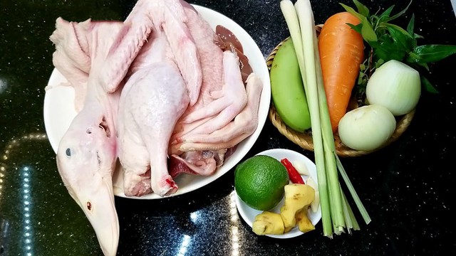 Đây mới là cách làm gỏi vịt rau răm chuối xanh chua chua ngọt ngọt ngon khó cưỡng- Ảnh 2. Đây mới là cách làm gỏi vịt rau răm chuối xanh chua chua ngọt ngọt ngon khó cưỡng- Ảnh 2.