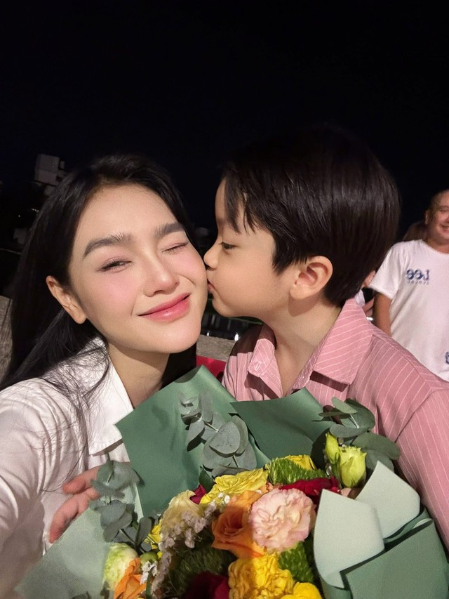 'Dịu dàng màu nắng' đóng máy, dàn diễn viên xinh đẹp rời phim, đạo diễn Quốc Việt nói gì?- Ảnh 8. 'Dịu dàng màu nắng' đóng máy, dàn diễn viên xinh đẹp rời phim, đạo diễn Quốc Việt nói gì?- Ảnh 8.