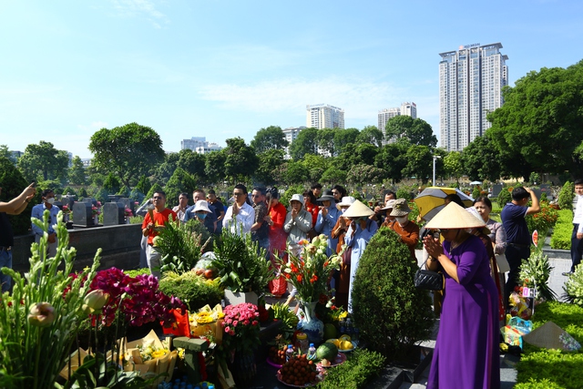 Người dân xúc động tưởng nhớ 1 năm ngày mất cố Tổng Bí thư Nguyễn Phú Trọng- Ảnh 2.