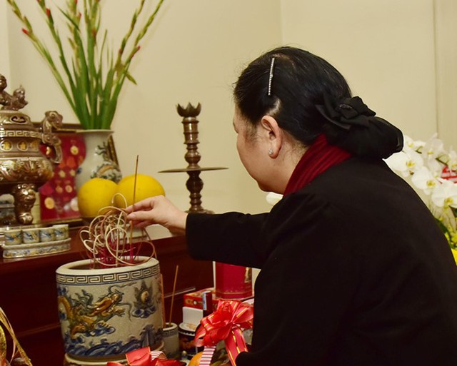 'Sau khi khấn ông bà phù hộ cho con cháu biết thương nhau, mọi việc tốt lên' - câu chuyện khắc phục một lỗi trên bàn thờ là phúc khí ngập tràn- Ảnh 5. 'Sau khi khấn ông bà phù hộ cho con cháu biết thương nhau, mọi việc tốt lên' - câu chuyện khắc phục một lỗi trên bàn thờ là phúc khí ngập tràn- Ảnh 5.