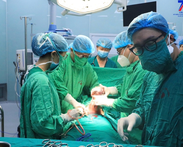 2 bệnh viện đầu ngành chạy đua cứu sống mẹ con sản phụ mắc căn bệnh nguy hiểm - Ảnh 1. 2 bệnh viện đầu ngành chạy đua cứu sống mẹ con sản phụ mắc căn bệnh nguy hiểm - Ảnh 1.