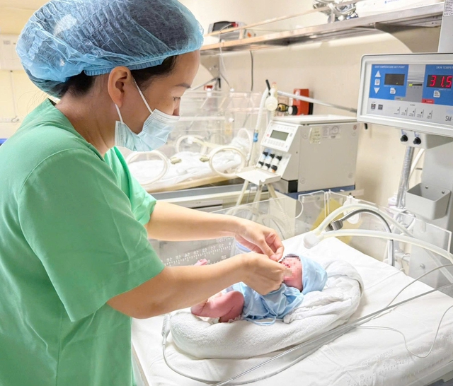 2 bệnh viện đầu ngành chạy đua cứu sống mẹ con sản phụ mắc căn bệnh nguy hiểm - Ảnh 2. 2 bệnh viện đầu ngành chạy đua cứu sống mẹ con sản phụ mắc căn bệnh nguy hiểm - Ảnh 2.
