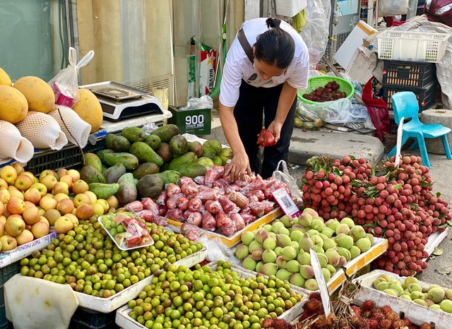 Đào mỏ quạ vào mùa bán đầy thị trường, tiểu thương chỉ cách phân biệt hàng Việt Nam và Trung Quốc - Ảnh 2. Đào mỏ quạ vào mùa bán đầy thị trường, tiểu thương chỉ cách phân biệt hàng Việt Nam và Trung Quốc - Ảnh 2.