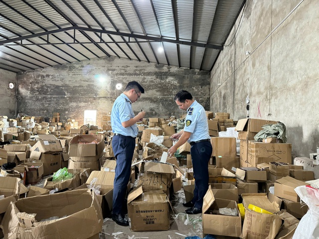 Phát hiện kho chứa hơn 47.000 loại mỹ phẩm nhập lậu, vận hành bằng phần mềm nước ngoài, liên kết với hàng trăm tài khoản TikTok và nguồn hàng từ Trung Quốc - Ảnh 2. Phát hiện kho chứa hơn 47.000 loại mỹ phẩm nhập lậu, vận hành bằng phần mềm nước ngoài, liên kết với hàng trăm tài khoản TikTok và nguồn hàng từ Trung Quốc - Ảnh 2.