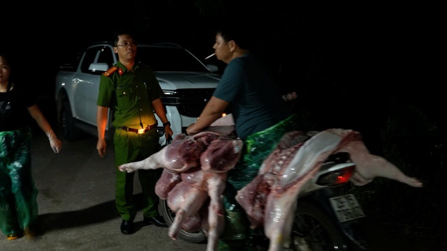 Đường dây giết mổ, tiêu thụ lợn bệnh quy mô lớn giữa lòng Thủ đô: Khởi tố 3 vụ án hình sự 'Vi phạm quy định về an toàn thực phẩm'- Ảnh 3. Đường dây giết mổ, tiêu thụ lợn bệnh quy mô lớn giữa lòng Thủ đô: Khởi tố 3 vụ án hình sự 'Vi phạm quy định về an toàn thực phẩm'- Ảnh 3.
