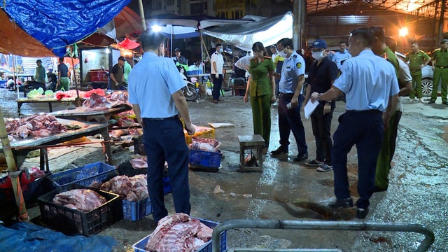 Phát hiện đường dây tiêu thụ thịt lợn nhiễm bệnh giữa Thủ đô: Gần 1.000 kg thịt lợn nhiễm Dịch tả châu Phi bán công khai ở các chợ đầu mối - Ảnh 5. Phát hiện đường dây tiêu thụ thịt lợn nhiễm bệnh giữa Thủ đô: Gần 1.000 kg thịt lợn nhiễm Dịch tả châu Phi bán công khai ở các chợ đầu mối - Ảnh 5.