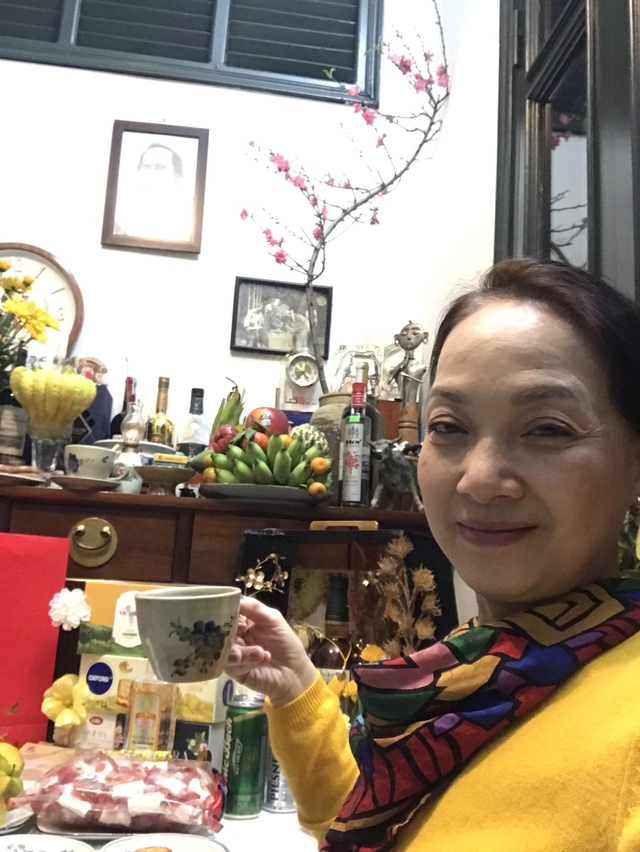 Mặt mộc tuổi trung niên của NSND Lê Khanh - Ảnh 2. Mặt mộc tuổi trung niên của NSND Lê Khanh - Ảnh 2.