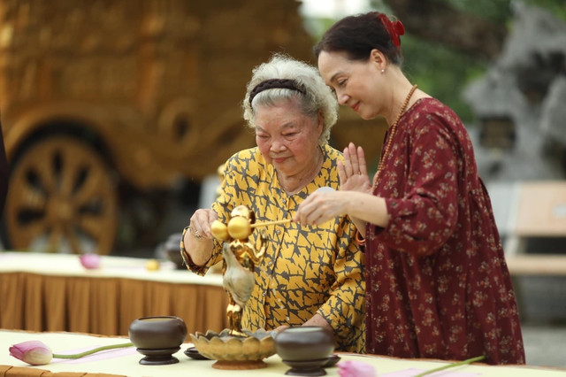 Mặt mộc tuổi trung niên của NSND Lê Khanh - Ảnh 5. Mặt mộc tuổi trung niên của NSND Lê Khanh - Ảnh 5.