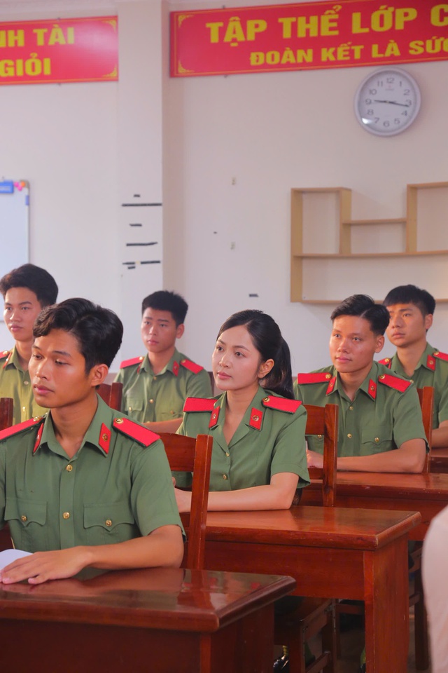 Nữ ca sĩ 'Viết tiếp câu chuyện hoà bình' cực khí chất khi vào vai công an: 'Mọi người nghĩ tôi là nữ cảnh sát cơ động biết hát' - Ảnh 1. Nữ ca sĩ 'Viết tiếp câu chuyện hoà bình' cực khí chất khi vào vai công an: 'Mọi người nghĩ tôi là nữ cảnh sát cơ động biết hát' - Ảnh 1.