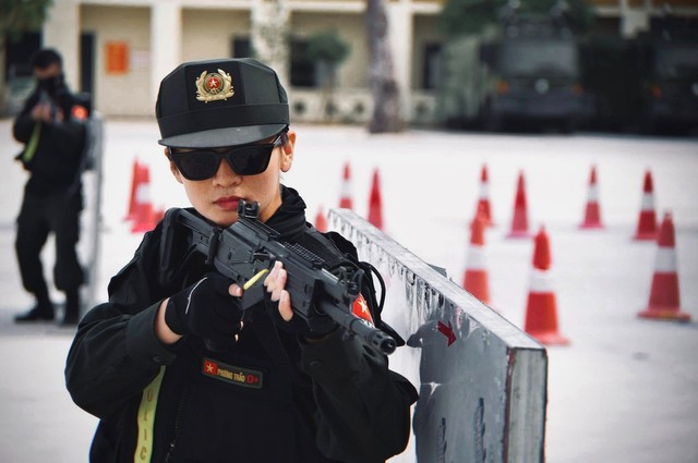 Cuộc sống đời thường của nữ đại uý cảnh sát giao thông 'khống chế' nhóm 'quái xế' trên phố đi bộ Hồ Gươm- Ảnh 4. Cuộc sống đời thường của nữ đại uý cảnh sát giao thông 'khống chế' nhóm 'quái xế' trên phố đi bộ Hồ Gươm- Ảnh 4.