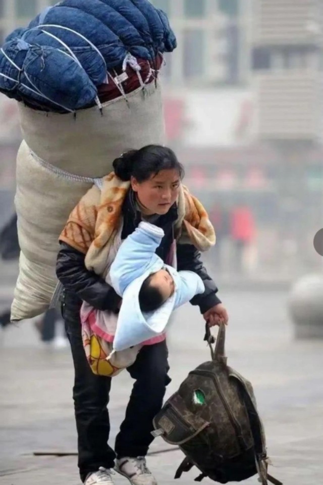 Số phận người mẹ 'vừa ôm con vừa gánh cả thế giới' hiện ra sao sau 15 năm?- Ảnh 1. Số phận người mẹ 'vừa ôm con vừa gánh cả thế giới' hiện ra sao sau 15 năm?- Ảnh 1.