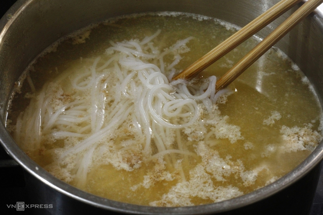 Món canh bún vỉa hè Ốc Thanh Vân phải lòng suốt 24 năm có gì đặc biệt?- Ảnh 10. Món canh bún vỉa hè Ốc Thanh Vân phải lòng suốt 24 năm có gì đặc biệt?- Ảnh 10.